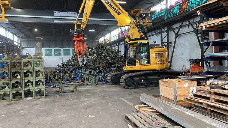 Maschinenmodul am Hallenkran – NELO Metals