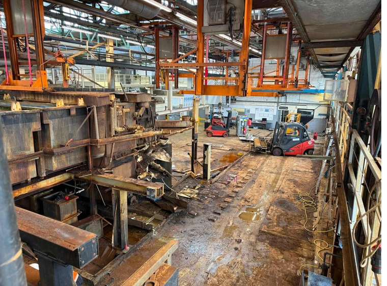 Hallenrückbau mit Kran – NELO Metals