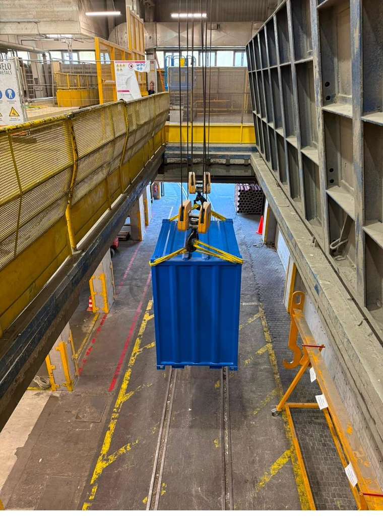 Behälter gesichert per Kran – NELO Metals