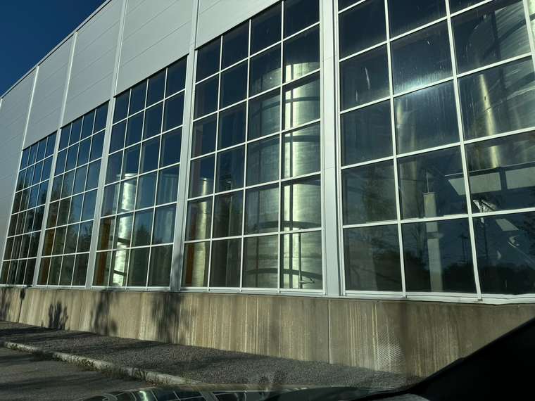 Glasfassade Produktionshalle – NELO Metals