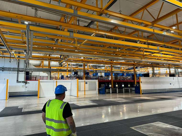 Werkshalle mit Kranbahn – NELO Metals