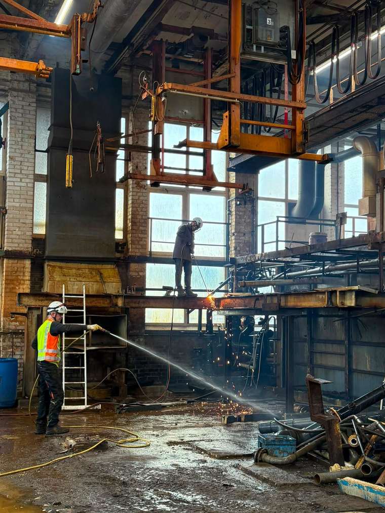 Brennschneiden auf Stahlbühne – NELO Metals