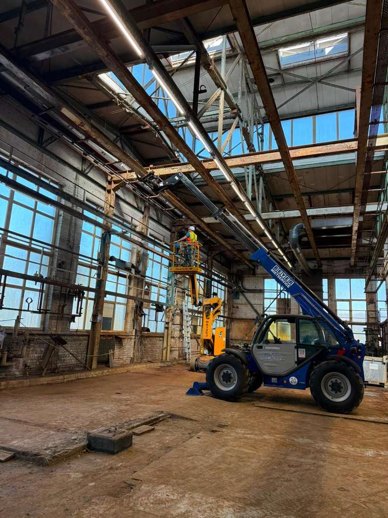 Höhenarbeiten mit Arbeitsbühne – NELO Metals