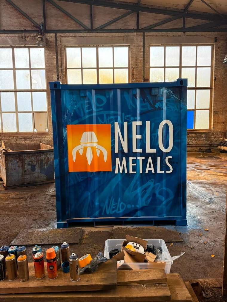 Container in verschiedenen Größen — gestellt, getauscht, abgeholt – NELO Metals