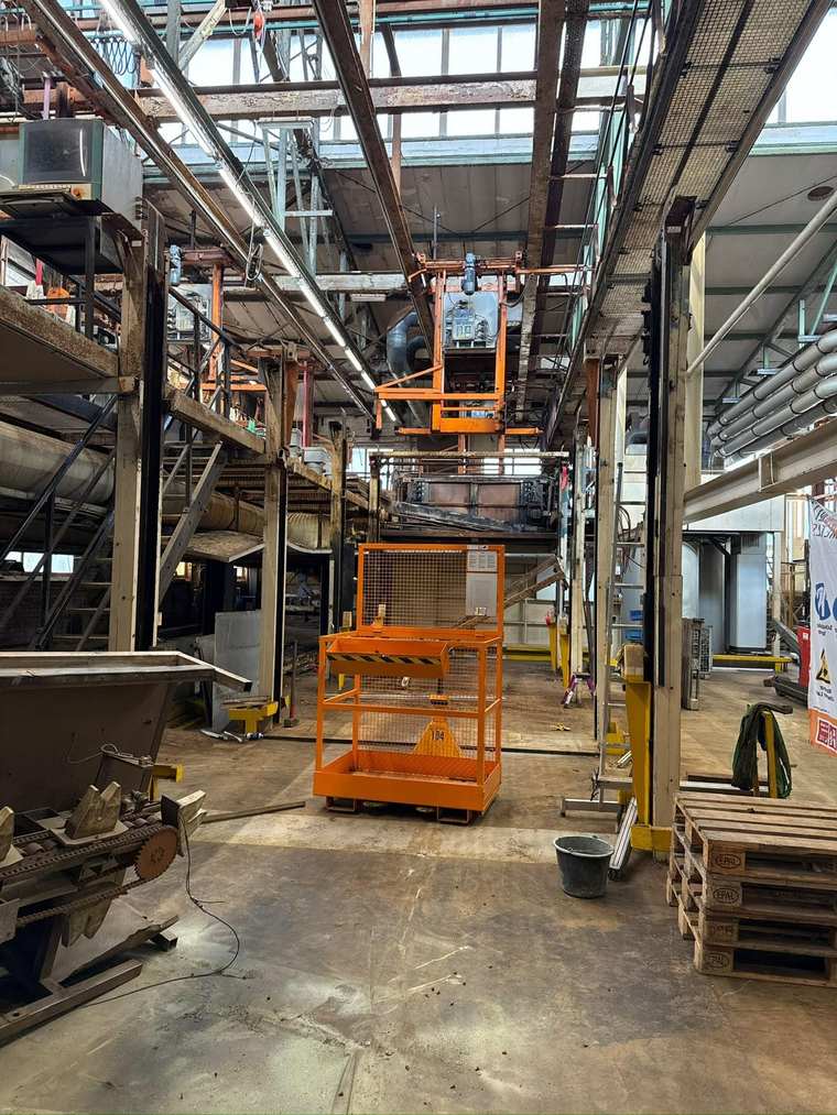 Produktionshalle mit Anlagen – NELO Metals