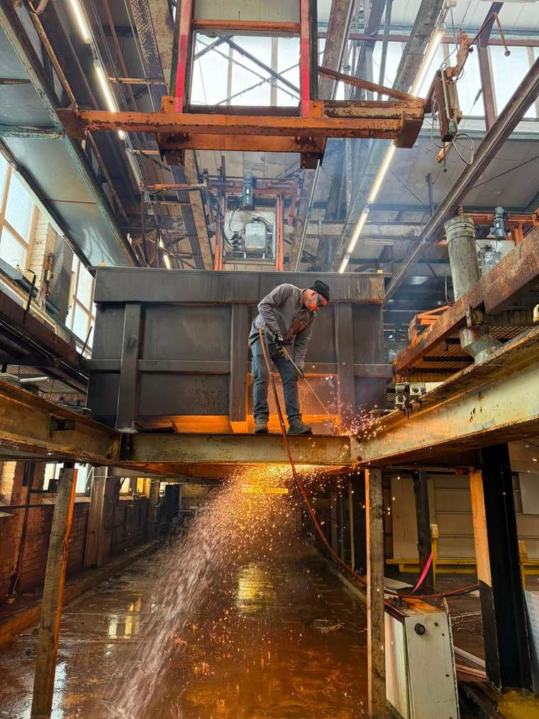 Trennschnitt auf Stahlträger – NELO Metals