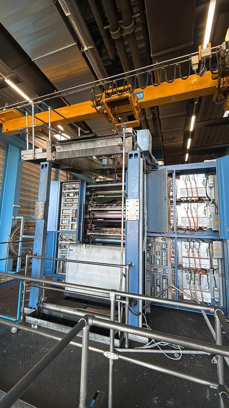 Stahlregale-Rückbau durch Bagger – NELO Metals