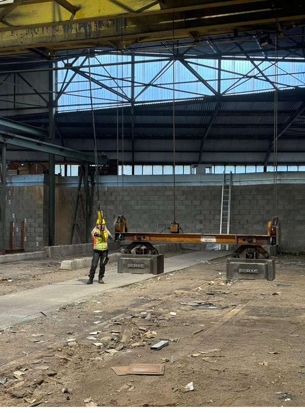 Fachkraft von NELO Metals bei der Krandemontage in einer Industriehalle